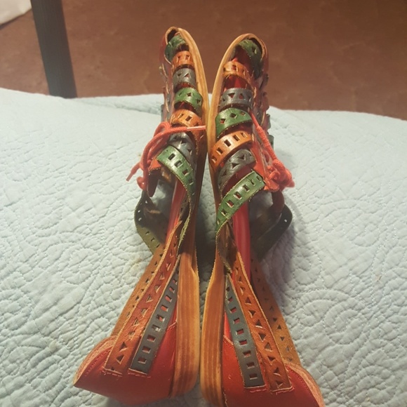 MULTICOLORED TRUFFLES SANDALS-SIZE 8- SOOO PRETTY - Picture 3 of 4